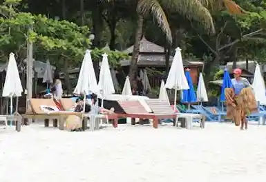 ภาพรวมหาดทรายและทะเลบนเกาะเสม็ด