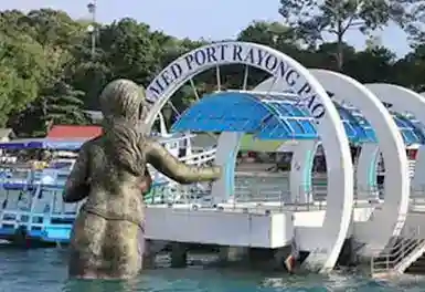 เรือโดยสารที่ท่าเรือบ้านเพ เตรียมข้ามไปเกาะเสม็ด